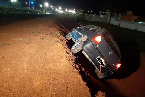 Motorista embriagado cai em barranco com veículo em Oficinas