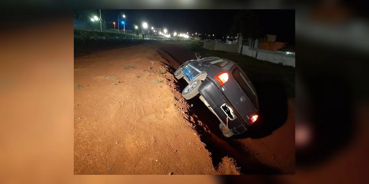 Motorista embriagado cai em barranco com veículo em Oficinas
