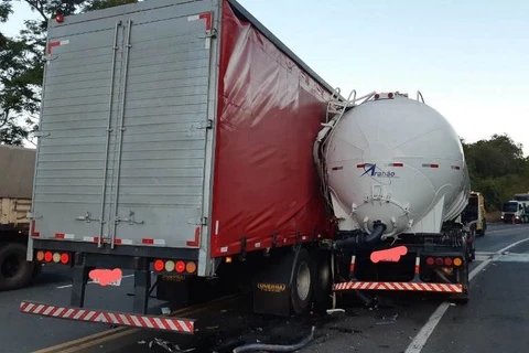 Caminhão carregado com cigarros contrabandeados se envolve em acidente na BR-376