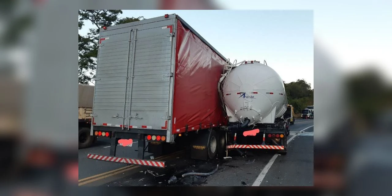 Caminhão carregado com cigarros contrabandeados se envolve em acidente na BR-376