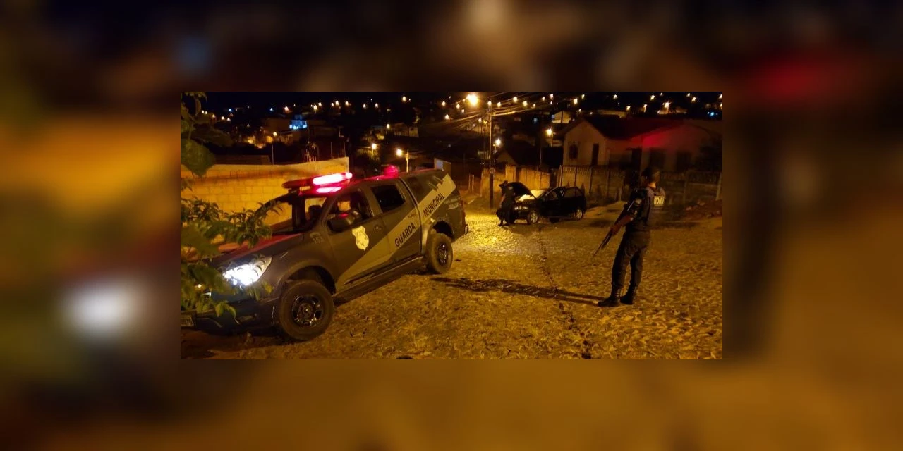 Viatura da GM sofre acidente depois de intensa perseguição policial em PG