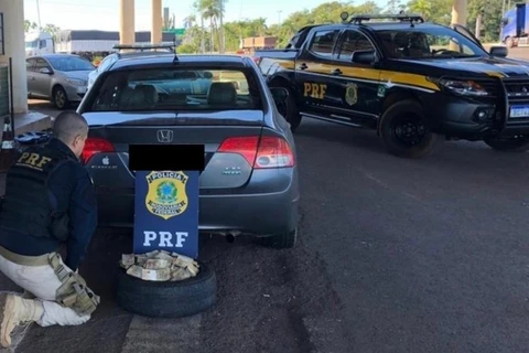 Policia flagra contrabandista com R$ 170 mil escondidos no estepe do veiculo