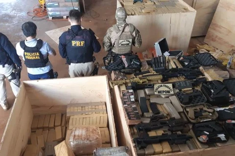 PF e PRF estouram depósito com toneladas de maconha, fuzis e pistolas no Paraná