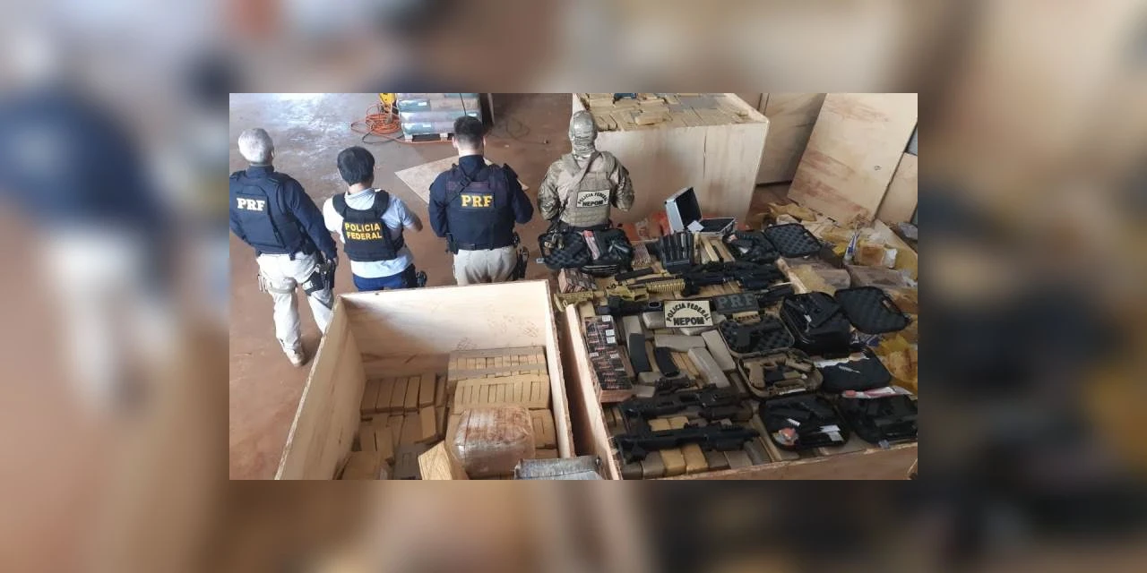 PF e PRF estouram depósito com toneladas de maconha, fuzis e pistolas no Paraná