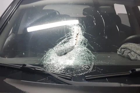 Mulher fica gravemente ferida após peça de caminhão se soltar e atingir carro no Paraná