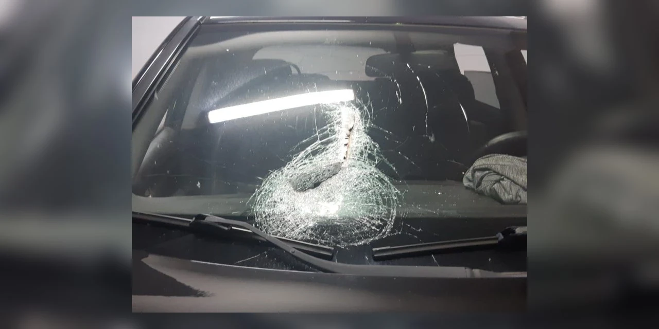 Mulher fica gravemente ferida após peça de caminhão se soltar e atingir carro no Paraná