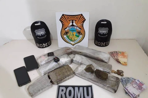 Motorista de aplicativo e cunhado são presos com quase 5 kg de maconha em PG