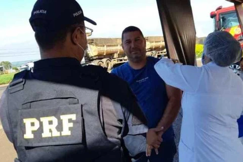 Caminhoneiros recebem vacina contra gripe no posto PRF a partir desta segunda