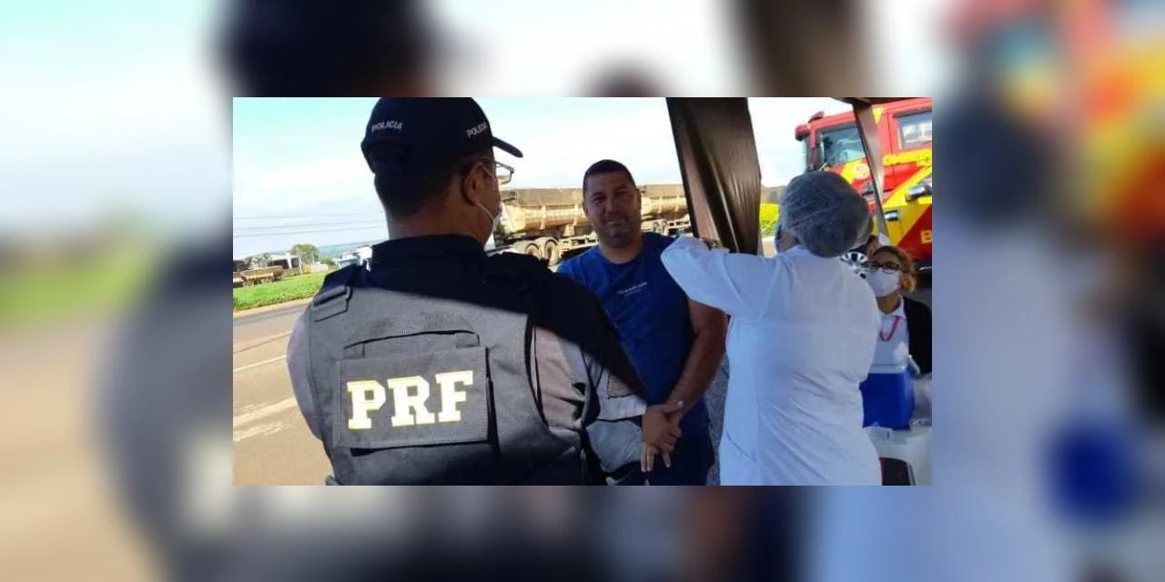Caminhoneiros recebem vacina contra gripe no posto PRF a partir desta segunda
