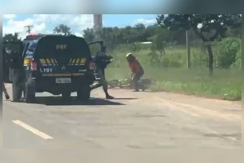 Motociclista foge da policia fazendo zig-zag; Veja video!
