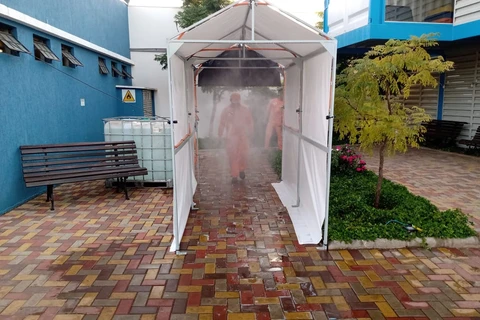 Grupo Philus implanta cabine de desinfecção para colaboradores como medida de segurança contra o coronavírus