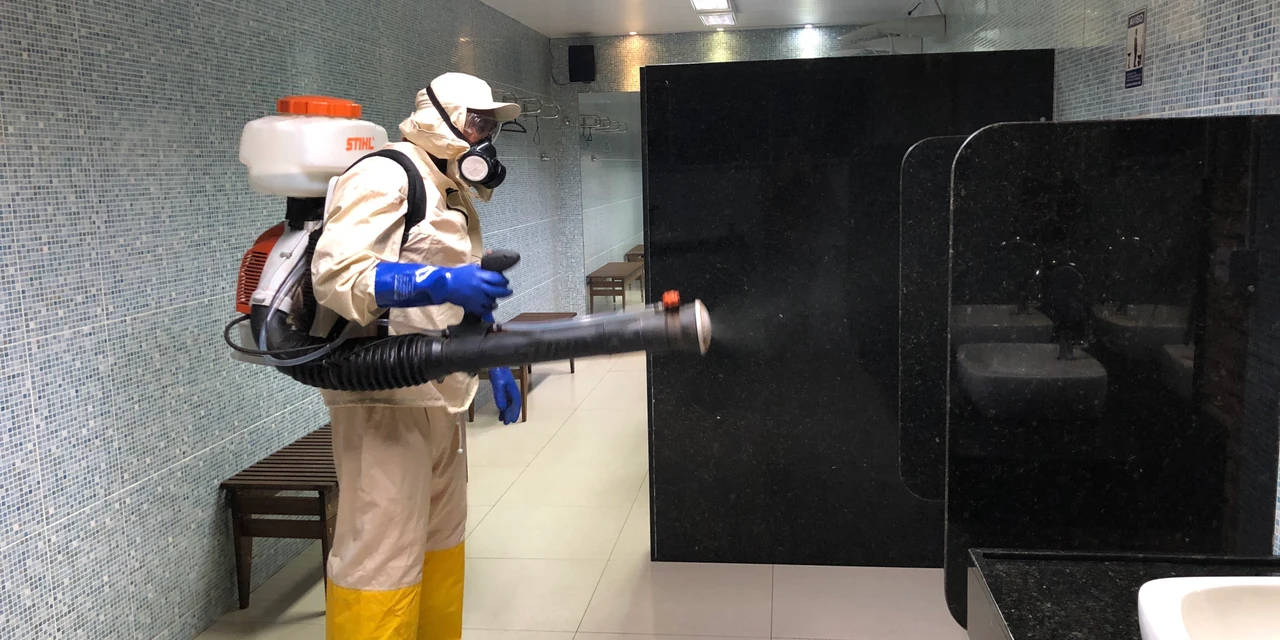Academia de Ponta Grossa realiza desinfecção para voltar a receber alunos e colaboradores.