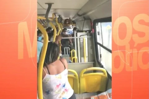 Mulher sem mascara é expulsa a chutes de ônibus em Salvador