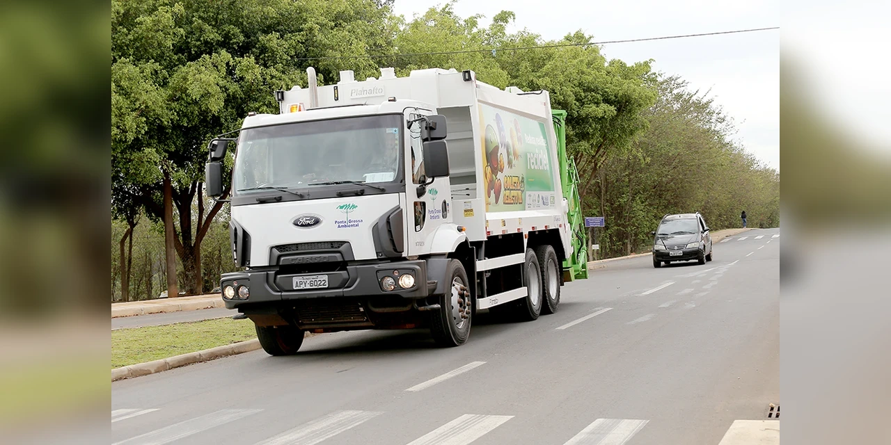 Em campanha de Maio Amarelo PGA reforça os cuidados ao aproximar-se do caminhão de coleta