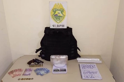 Rapaz é preso com drogas após ameaçar motorista com arma de fogo no Contorno