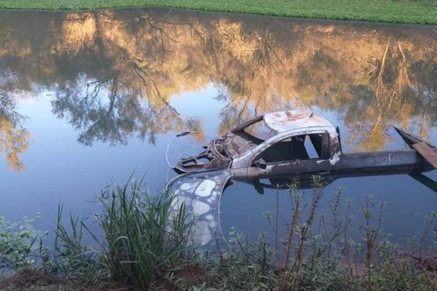 Carcaça de carro é vista com baixa do nível de água do rio Tibagi