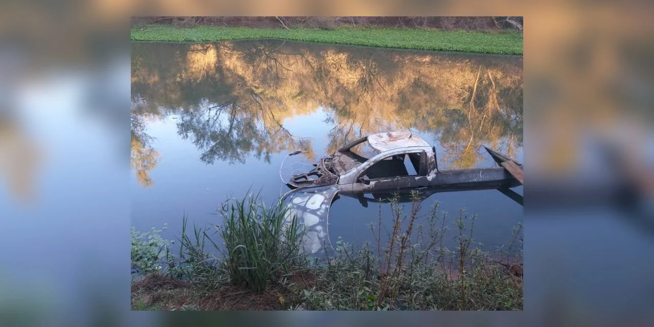 Carcaça de carro é vista com baixa do nível de água do rio Tibagi