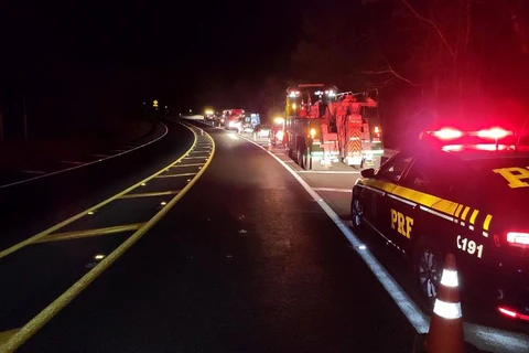 Caminhoneiro dirigindo acima da velocidade sofre acidente e fica em estado grave; diz PRF