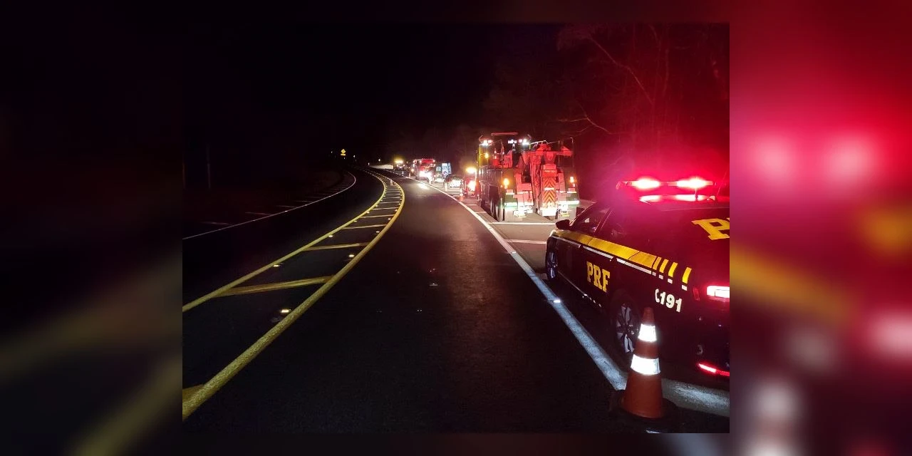Caminhoneiro dirigindo acima da velocidade sofre acidente e fica em estado grave; diz PRF
