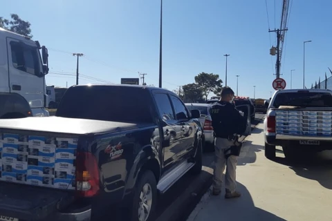 PRF e Receita apreendem quadrilha com camionetes roubadas carregadas de cigarros em PG