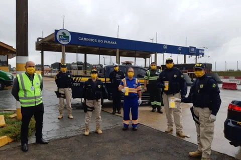 PRF e parceiros distribuem máscaras para motoristas