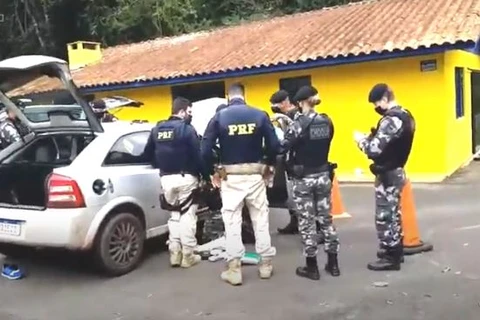 Operação conjunta entre PRF e PM apreende 30 kg de maconha com casal em PG