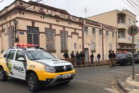 Hotel no centro de PG é interditado durante operação policial; 12 pessoas foram presas