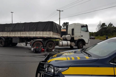 Motociclista fica gravemente ferido após bater em caminhão na Souza Naves