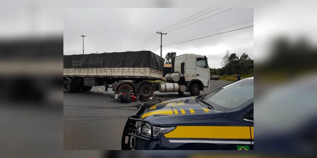 Motociclista fica gravemente ferido após bater em caminhão na Souza Naves