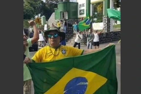 Professor que esteve em ato pró-Bolsonaro sem máscara morre com suspeita de coronavírus
