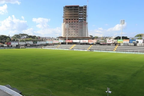 Operário dá sequência à manutenção de gramados do CT e Germano Krüger