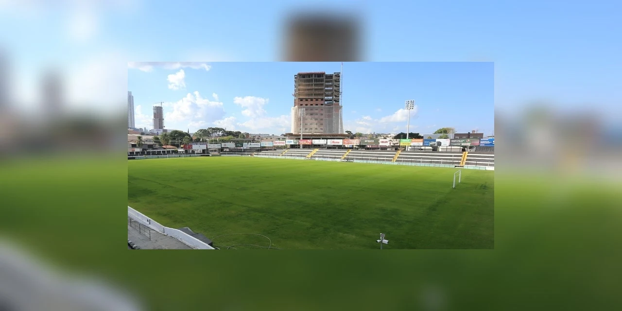 Operário dá sequência à manutenção de gramados do CT e Germano Krüger