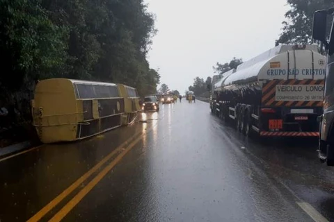 Carreta carregada de óleo tomba na BR-277 e interdita rodovia