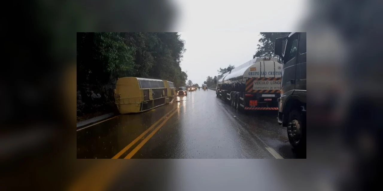 Carreta carregada de óleo tomba na BR-277 e interdita rodovia