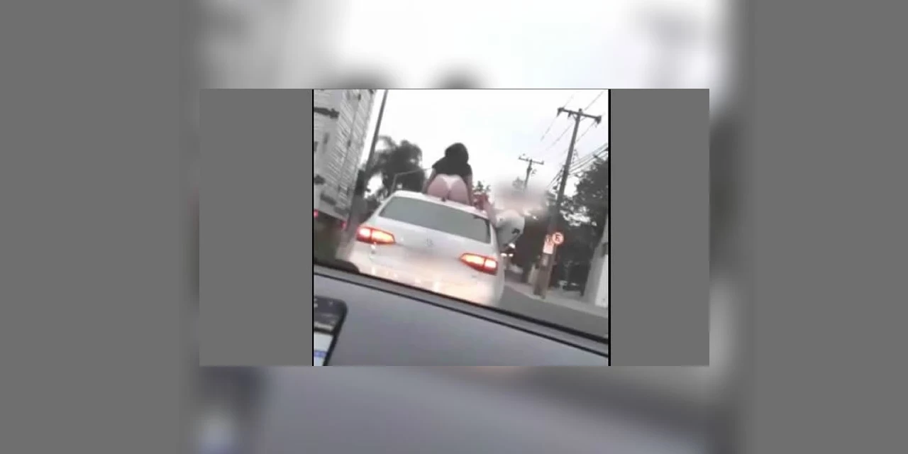 Mulher é flagrada quase pelada desfilando em cima de carro em Ponta Grossa