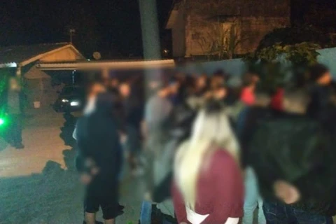 Regada  a bebidas e drogas, policia fecha festa clandestina em plena pandemia no Litoral do Paraná