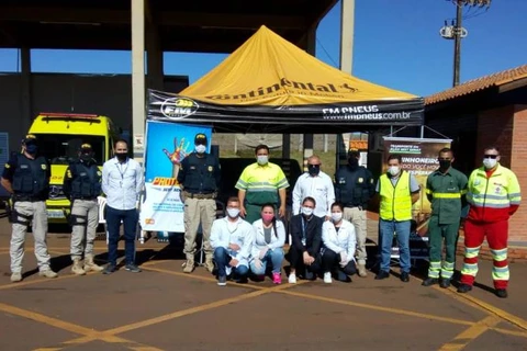 PRF executa ação de apoio aos caminhoneiros e reforça medidas de prevenção da Covid-19