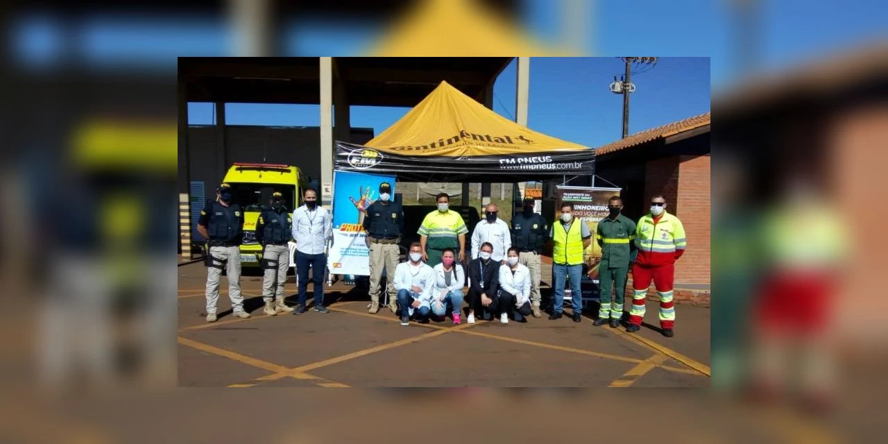 PRF executa ação de apoio aos caminhoneiros e reforça medidas de prevenção da Covid-19