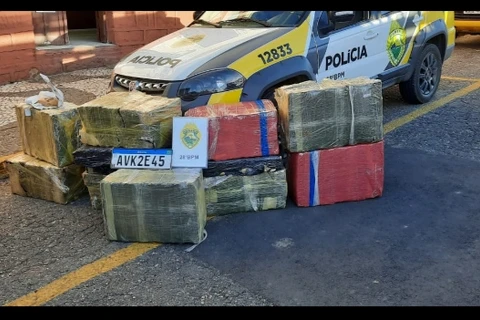 Ao ser flagrado com 400 Kg de maconha, homem tenta subornar policiais militares e acaba preso em flagrante