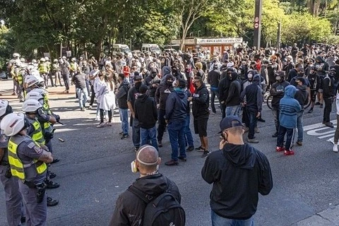 Atos pró e contra governo têm bombas e confrontos na Paulista