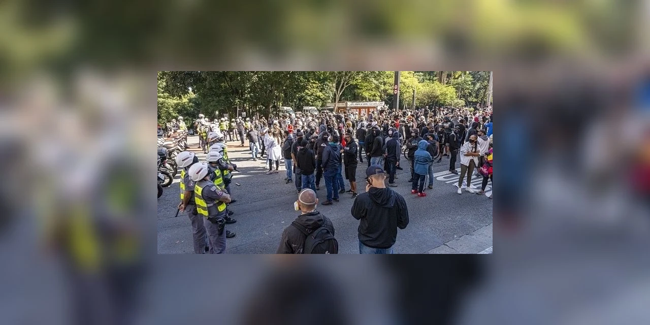 Atos pró e contra governo têm bombas e confrontos na Paulista