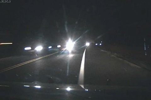 Motorista faz ultrapassem proibida e quase bate de frente com viatura da PRF