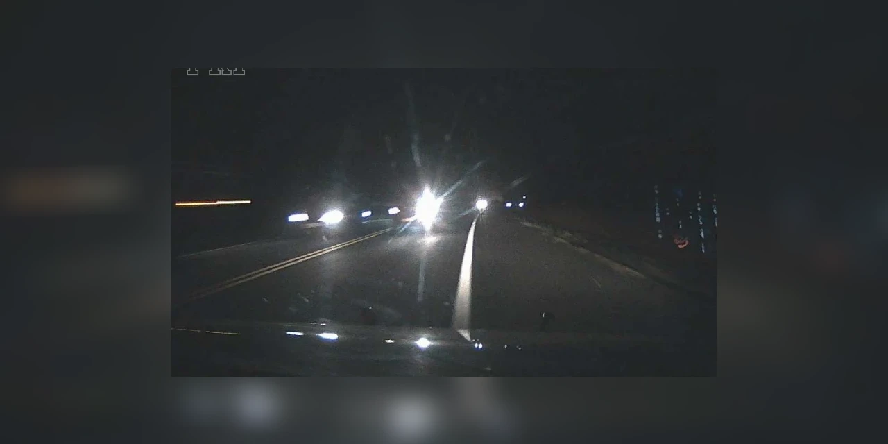 Motorista faz ultrapassem proibida e quase bate de frente com viatura da PRF