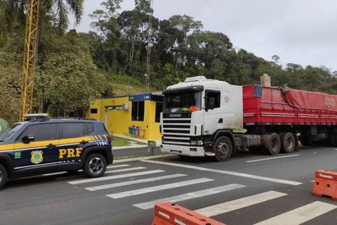 Em operação conjunta, PRF e RF apreende R$ 1,6 milhão em cigarros contrabandeados em Irati (PR)