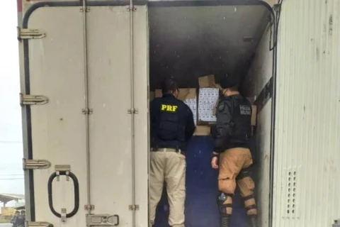 Operação da PM e PRF apreende grande quantidade de cigarros do Paraguai na Souza Naves