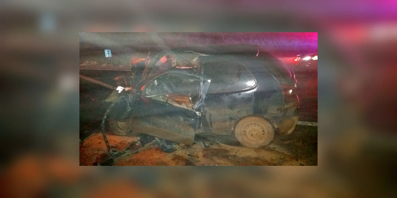 Colisão frontal entre caminhão e carro deixa três mortes em Tibagi
