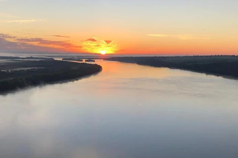Imagem aérea do nascer do sol no Rio Paraná chama atenção na internet