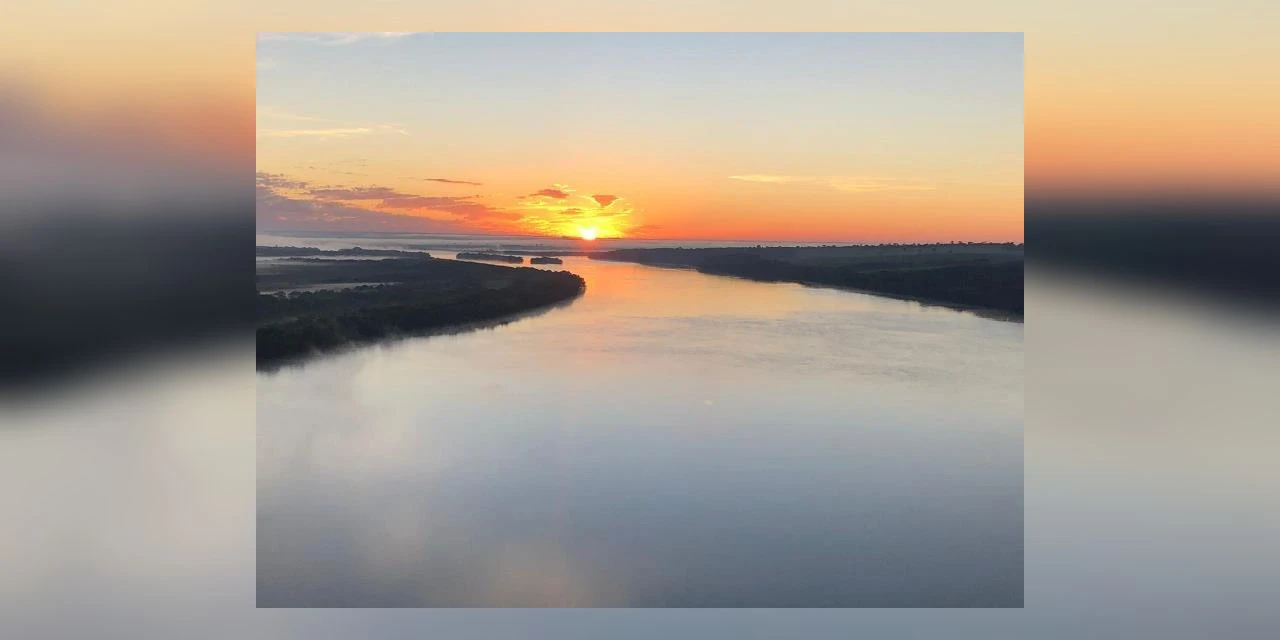 Imagem aérea do nascer do sol no Rio Paraná chama atenção na internet