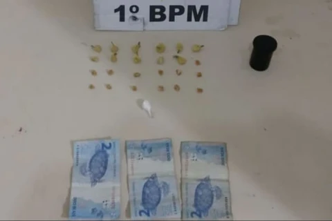 Foragida da justiça é presa com crack e cocaína em PG