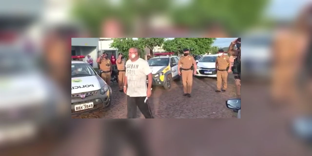 Policial recebe homenagem após deixar hospital em Foz do Iguaçu